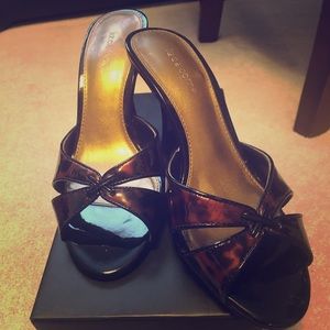 Liz Claiborne Black / bronze turtle patent heel